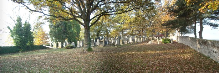 Panoramasicht des Friedhofs im Herbst