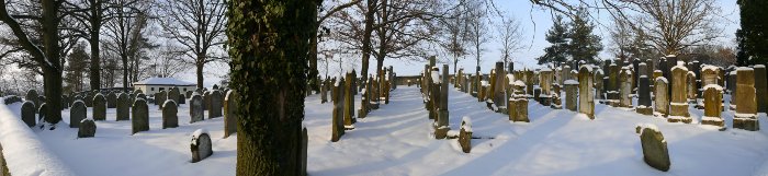 Panorama des Friedhofs im Winter